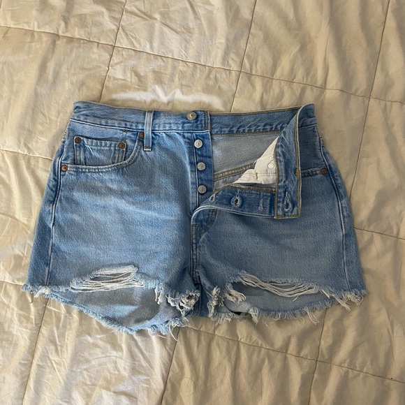 BNWT Levi’s 501 High-Rise Denim Shorts - Picture 3 of 8